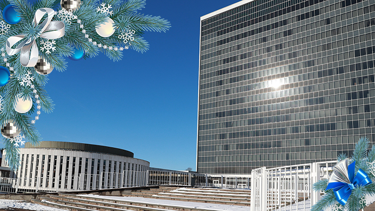 This picture shows the Council Headquarters building in Almada Street during a snow day. The photo is also embellished with a bow and some Christmas foliage.