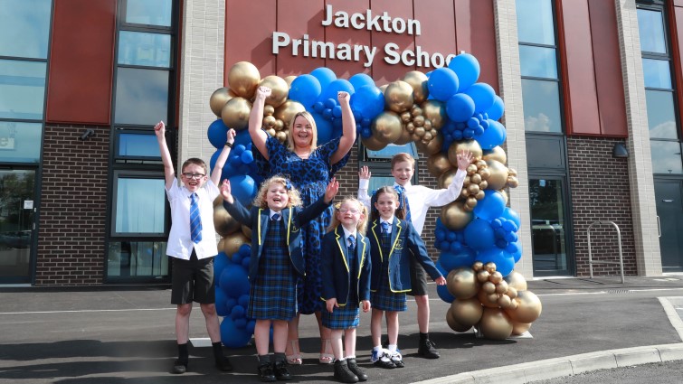 This image shows the head teacher and pupils of Jackton Primary School, the newest school to open in South Lanarkshire