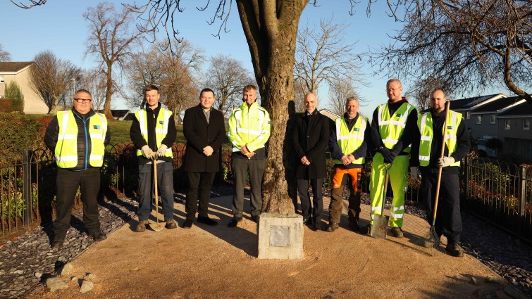 Frontline First hit squad cleans up historic monument